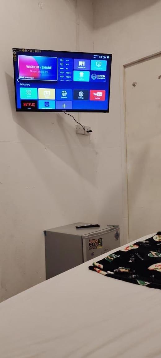 Homestay Couples With Window Smart Tv Fridge