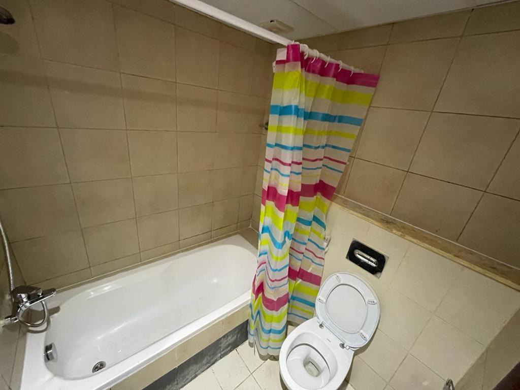 Homestay Couples With Window Smart Tv Fridge Dubai