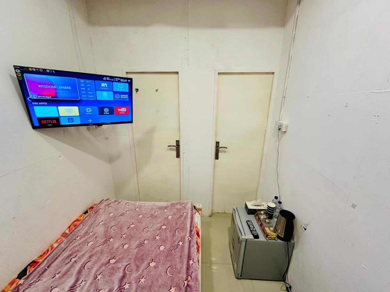Homestay Couples With Window Smart Tv Fridge Dubai